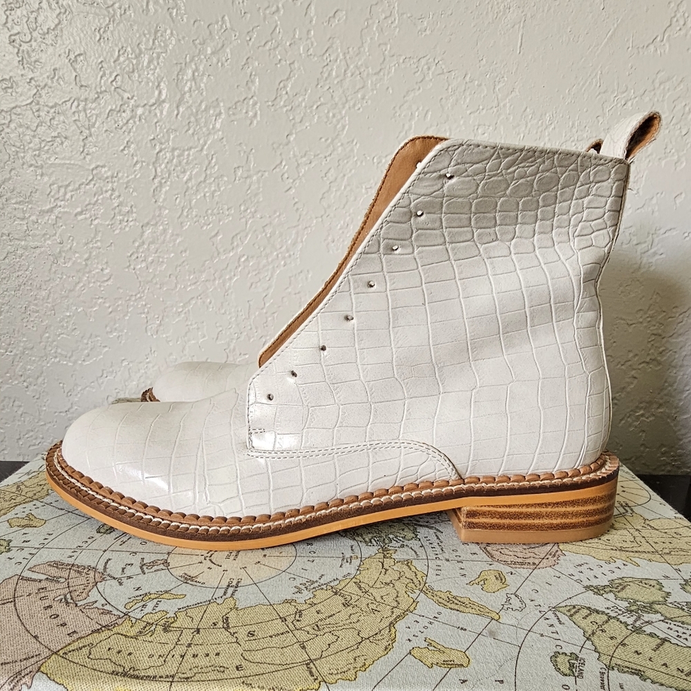 Arider girl boots faux leather crocodile pattern size 6.5‎